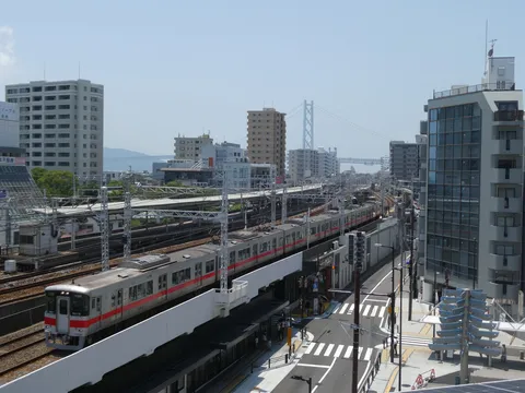 都会の空、走る列車