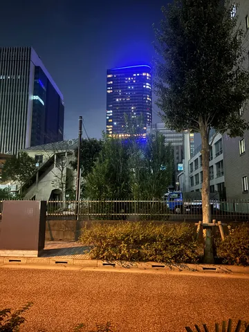 都会の夜景と静寂