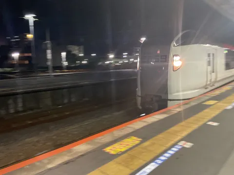 夜の線路に浮かぶ列車