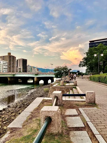 夕暮れの水辺散歩道