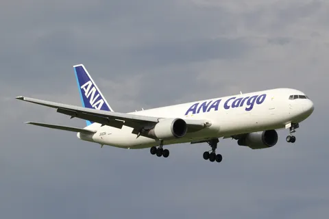 着陸態勢のANAカーゴ機