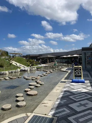 夏空と水辺の石の道