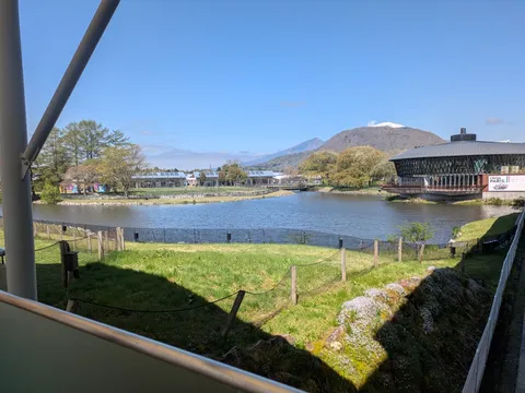 静かな湖畔の現代風景