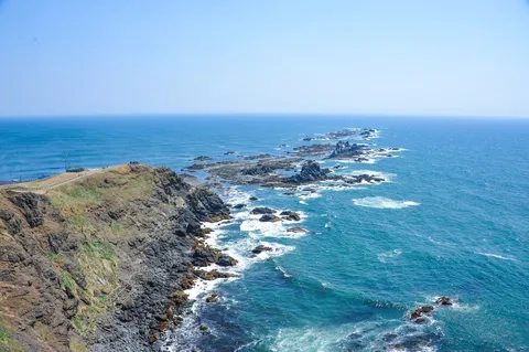 青い海と連なる岩礁の風景