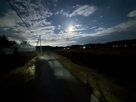 雲間に覗く夜の光