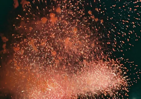 夜空を彩る火花の軌跡