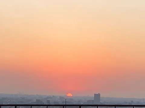 都会の彼方に沈む夕日