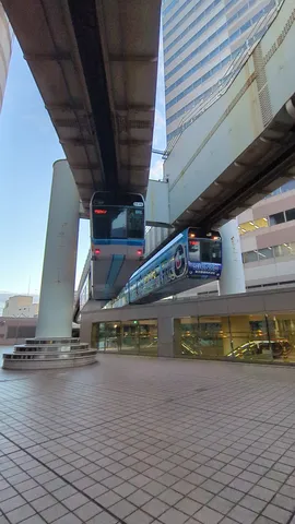 空中を走る二つの電車
