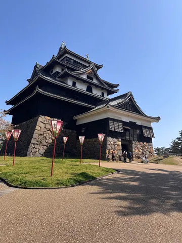 風格ある城と灯籠の路