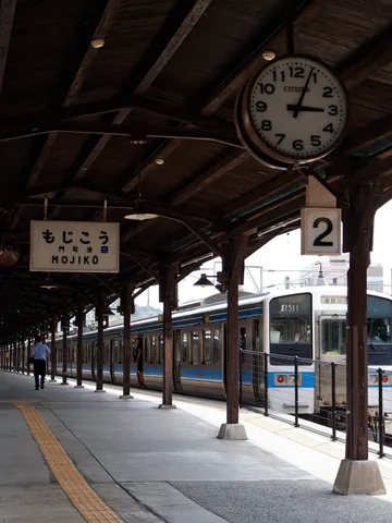 駅の日常、時を刻む旅情