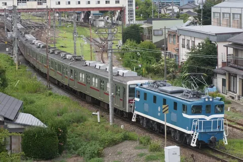 青い機関車と緑の列車、田園風景