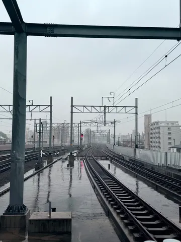 雨に濡れる線路、未来への分岐点