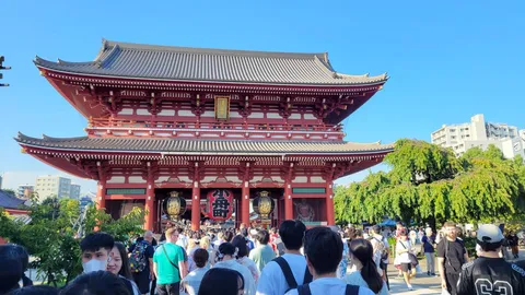 威風堂々たる古刹の賑わい