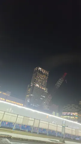 夜の街にそびえるビルとクレーン