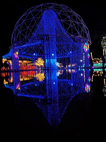 光の反射が映し出す、幻想的な夜の帳