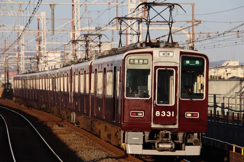 夕暮れ時のメタリックな列車