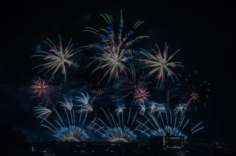 夜空を埋め尽くす光の競演