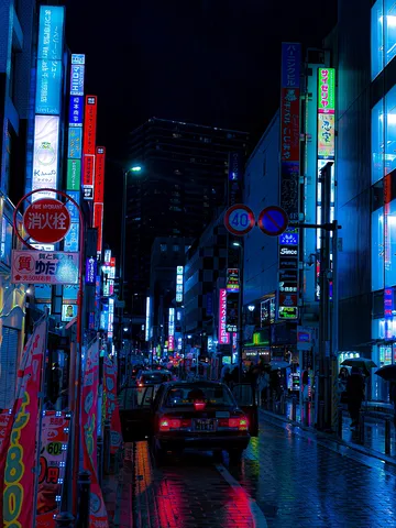 雨夜を走るネオン街