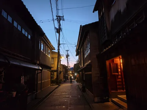 夕暮れ路地の温かな灯