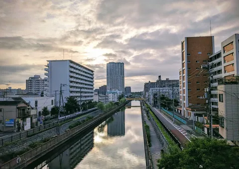 川面に映る空とビル群