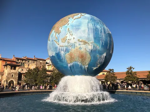噴水に浮かぶ地球儀