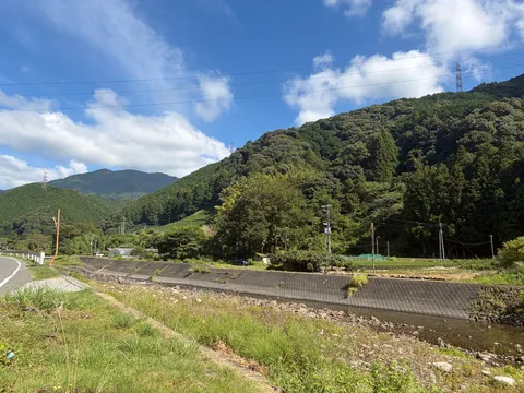 山々に抱かれた清流と緑のコントラスト