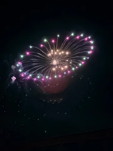 夜空に咲くハートの線香花火