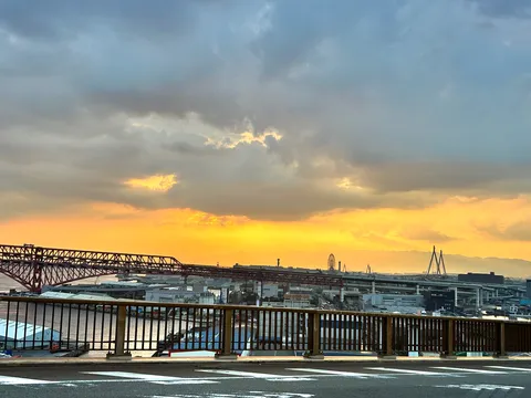 黄昏の鉄骨と港湾都市