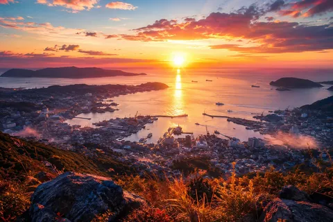 黄金に輝く港町の夕景