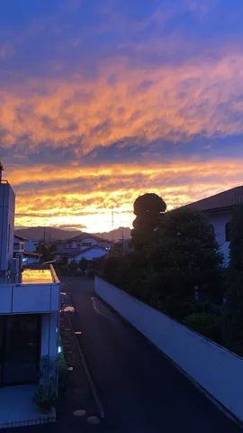 茜色に染まる空と静かな街並み