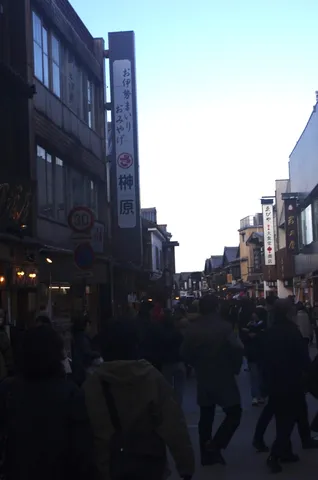 人混みをすり抜け、看板の誘い