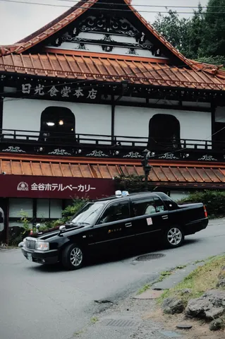 昭和レトロなタクシーと古民家