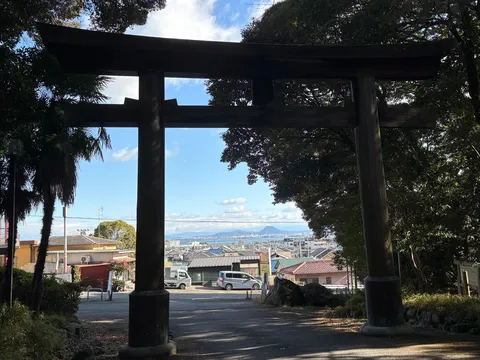 古の鳥居と街並みのコントラスト