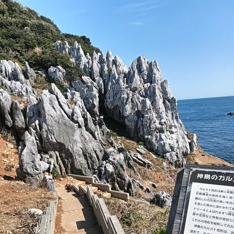 海と岩山の鋭い峰影