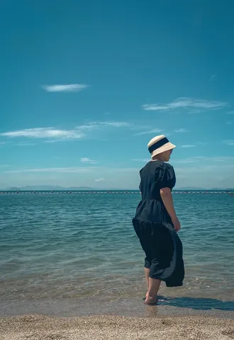 夏の日の水際で一息