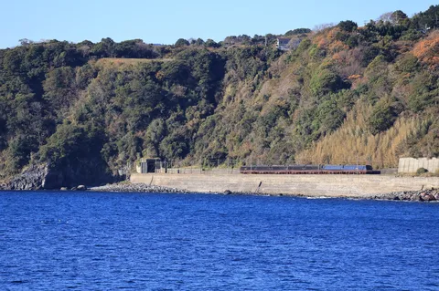 海沿いを走る列車の静かな時間