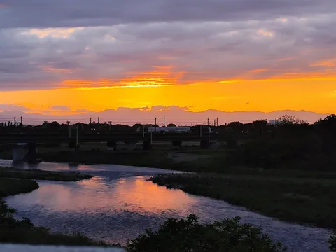 水面に映る茜色の空