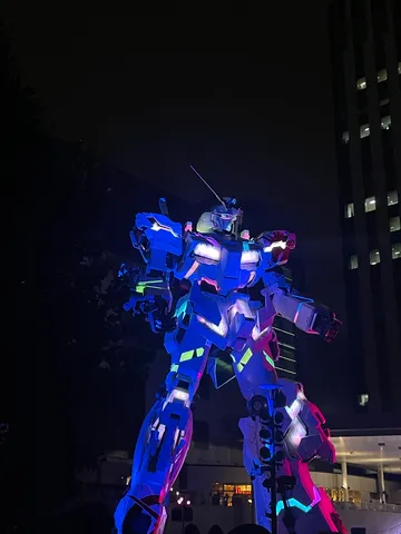 夜の彩光に立つ巨像