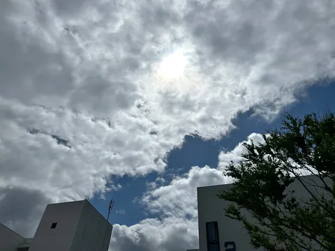 雲間から覗く太陽