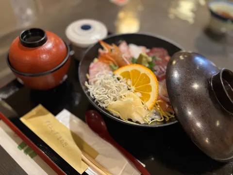 彩り豊かな海鮮丼ランチ