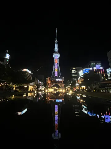 夜のタワーと水辺の静寂
