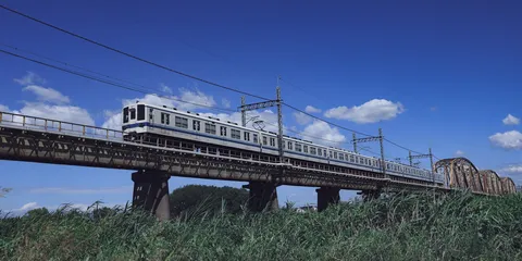 青空を駆け抜ける列車