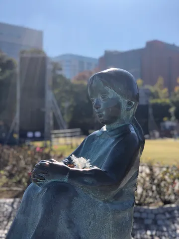 少女の祈り、優しく咲く花