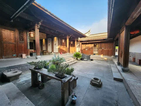 木造中庭の静かな光景