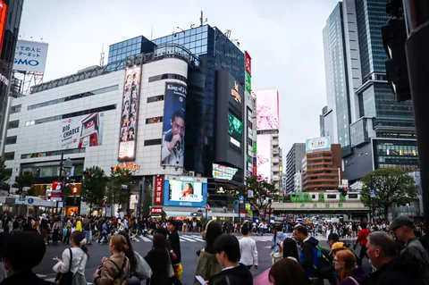 都市を彩る光と群衆