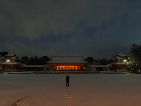 雪夜の神社、光と影のコントラスト