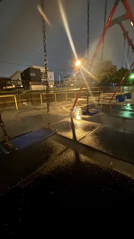 雨上がりの遊園地、幻想的な灯り