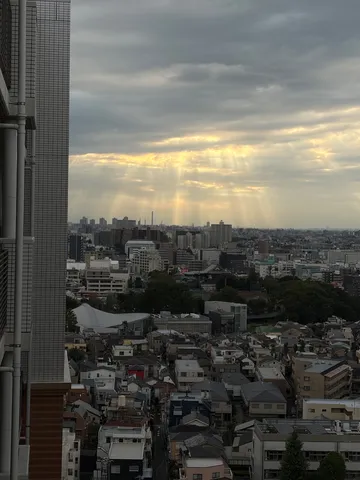 光の階段が照らす街並み