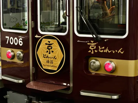 金色の記章をまとう車両