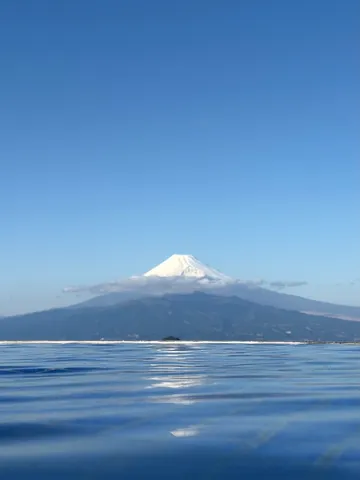水面に映る富士と青空